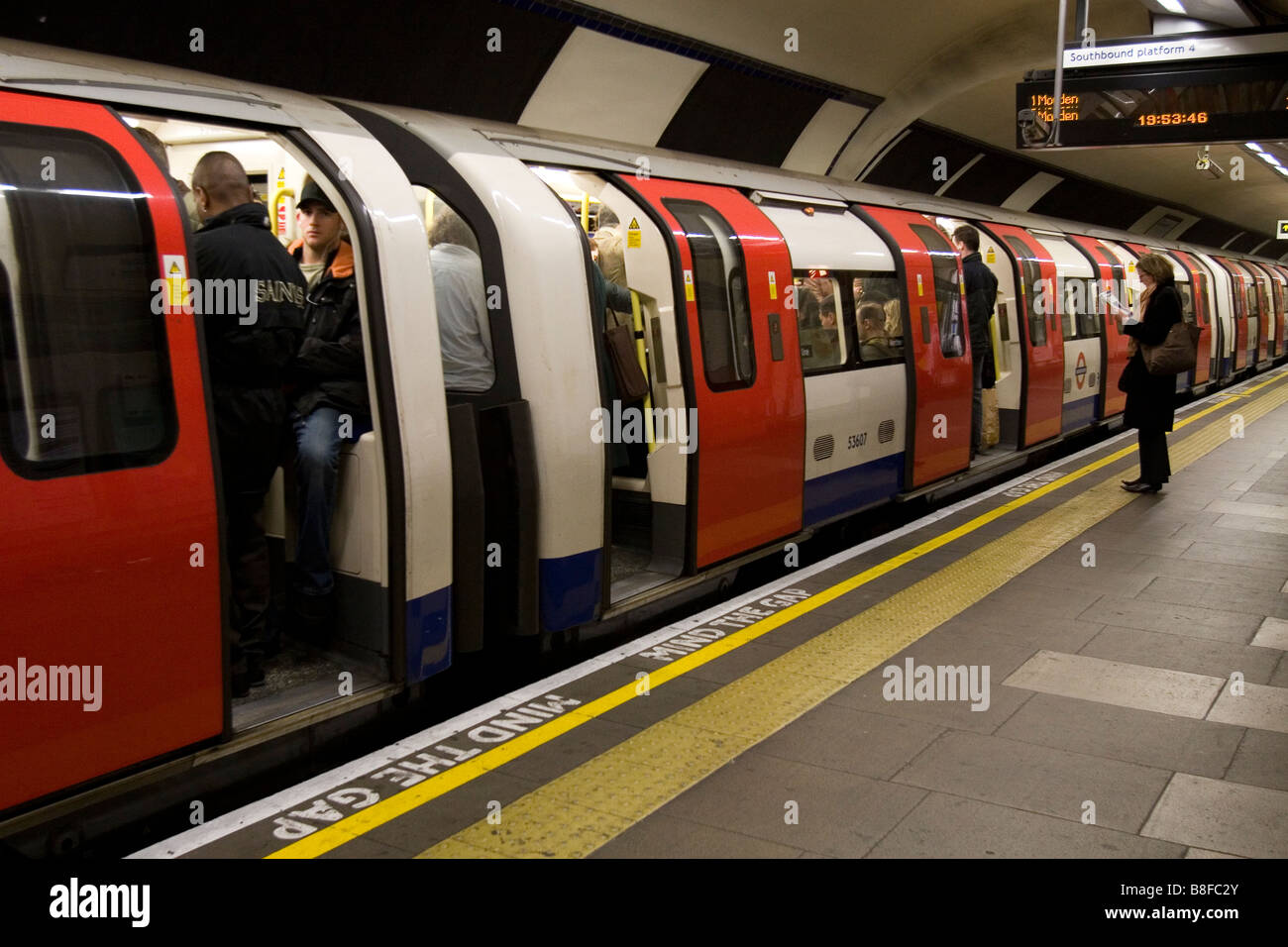 Ein Londoner U-Bahn Zug an einer Station warten. Stockfoto