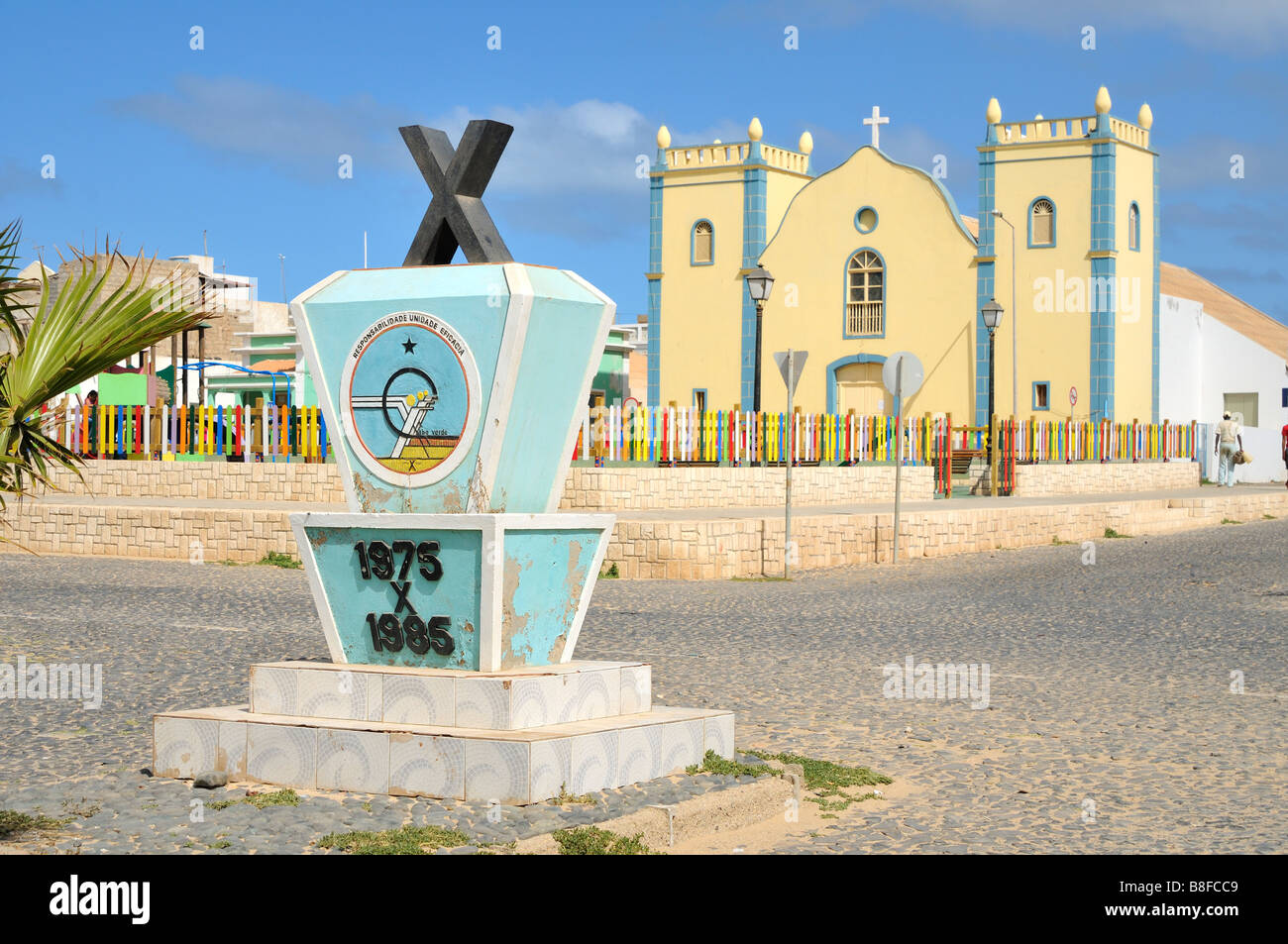 Gedenkstätte und katholische Kirche, Sal Rei, Boa Vista Island, Republik Kap Verde Stockfoto