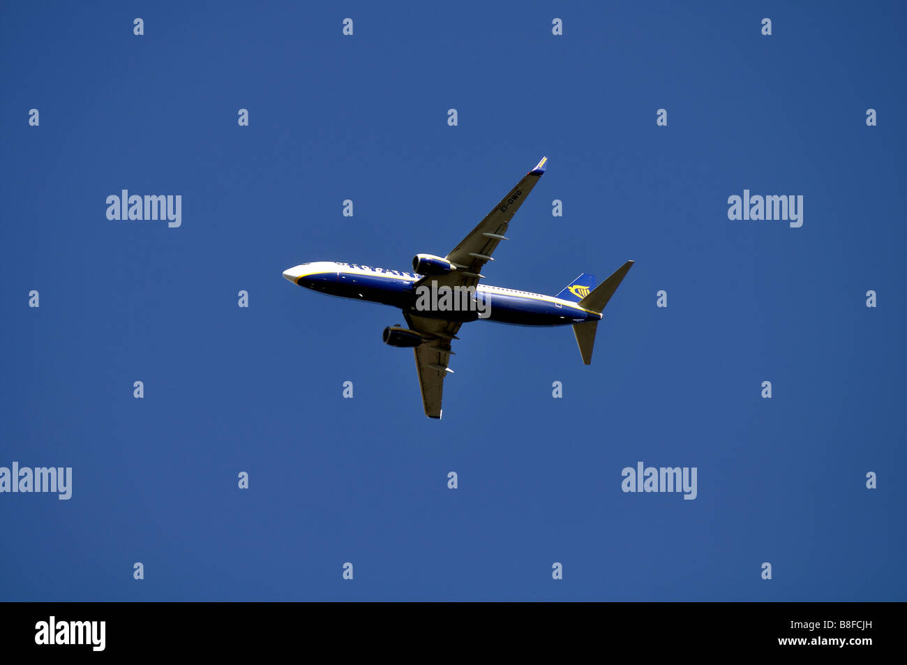 Ryanair Boeing 737-Flugzeuge von unten gesehen Stockfoto