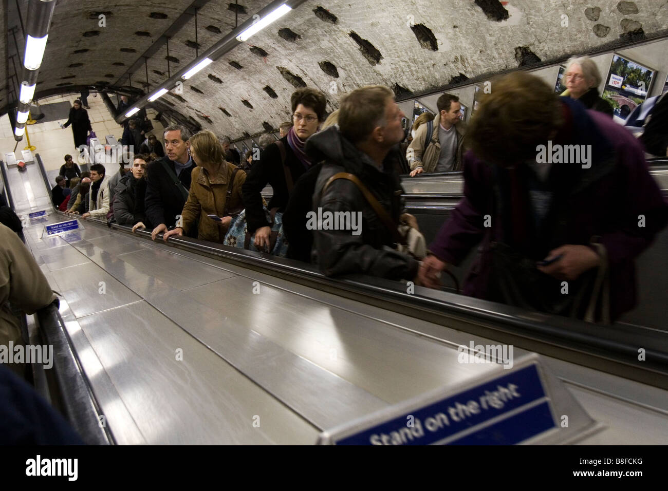 Pendler auf der Londoner U-Bahn Rolltreppe während der Rush hour Stockfoto