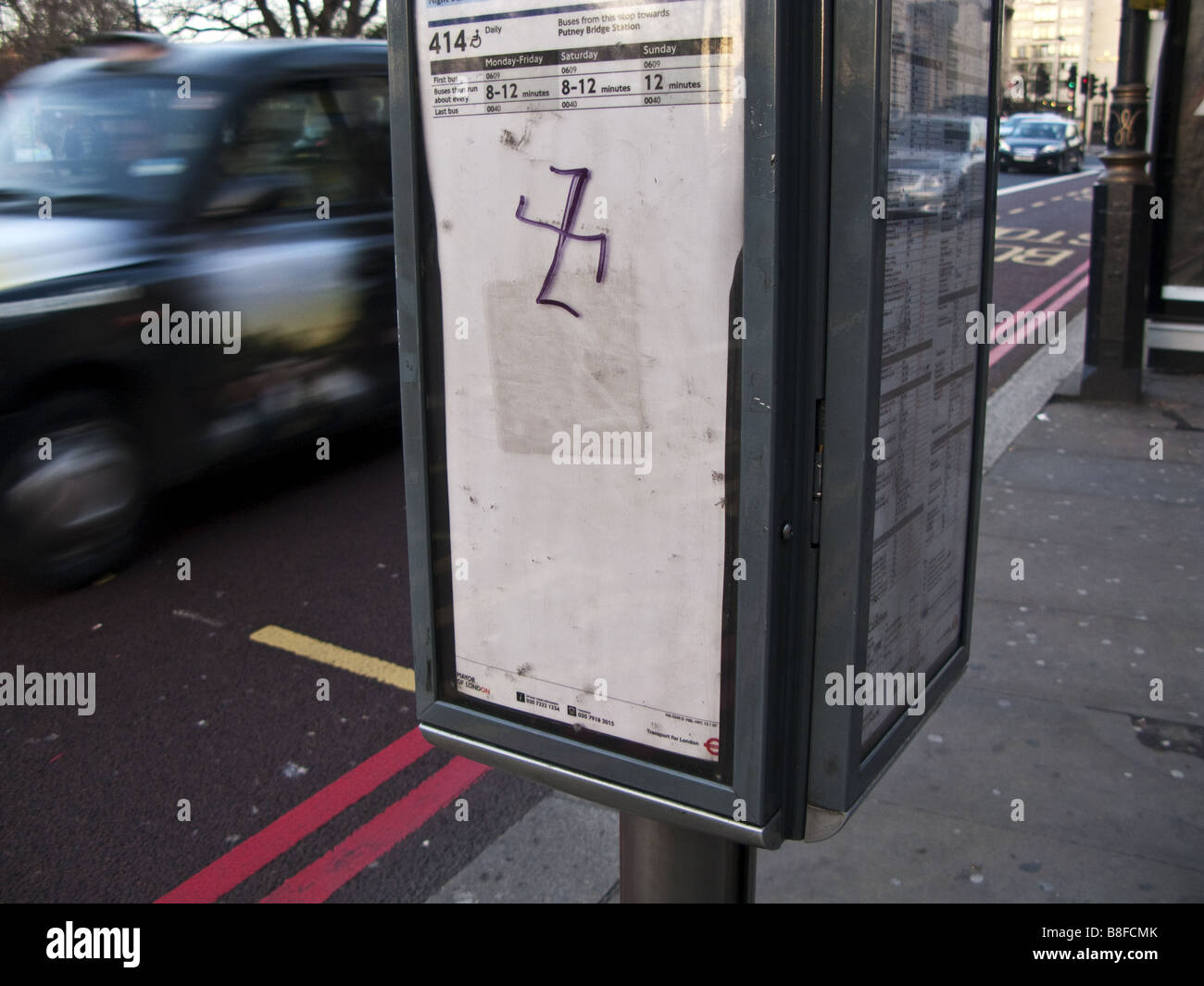 Hakenkreuz-Graffiti auf London Bus Stop Stockfoto