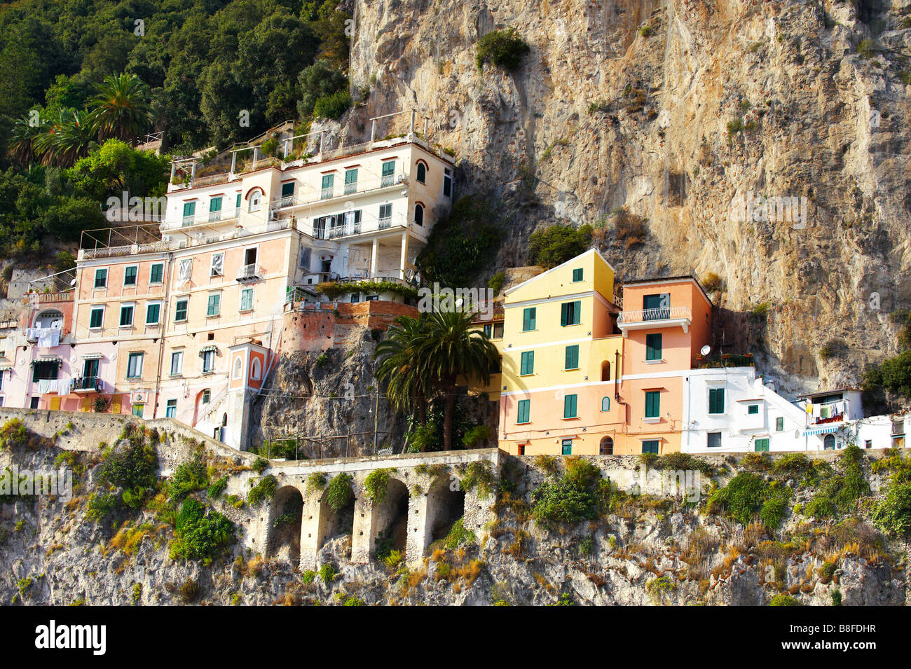 Italienischen Amalfi Küste Stadt auf einem Hügel. Italien Stockfoto