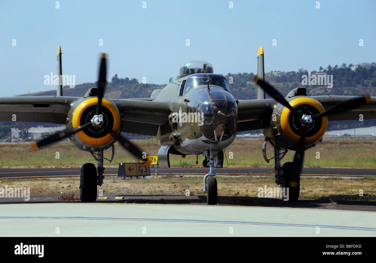 North American b-25 Mitchell zweimotoriger mittelschwerer Bomber mit Nose Art "Himmelskörper" bereitet sich auf Start. Stockfoto