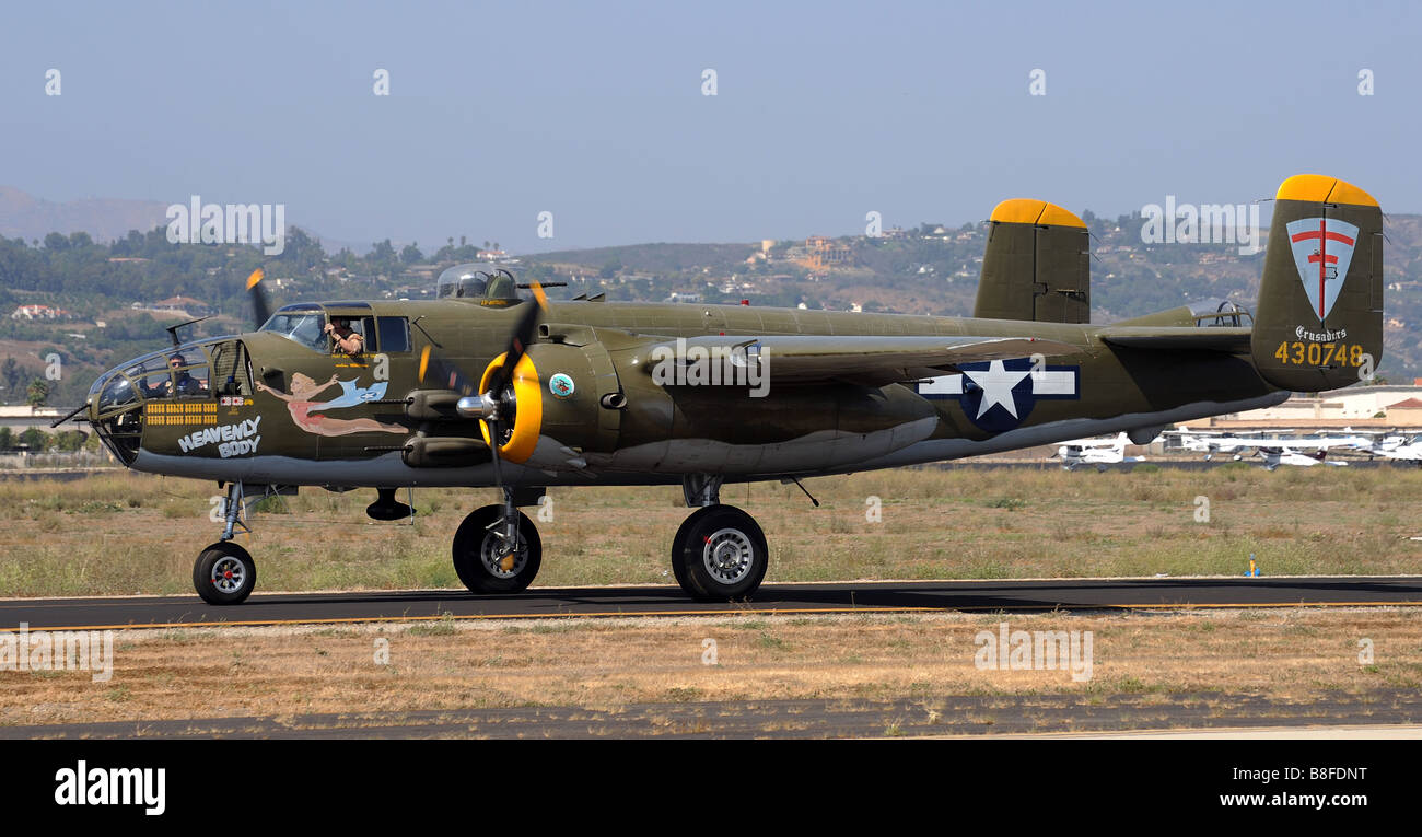 Eine zweimotorige Bomber Mitchell B-25 "Himmelskörper", Seriennummer 430748, ist Taxi zur Ausgangsposition auf der Luftfahrtmesse in Camarillo Stockfoto