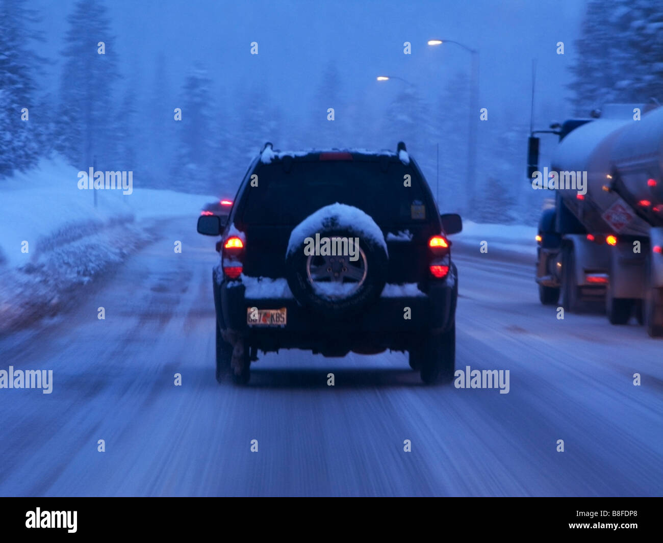 SUV-Pässe Brennstoff LKW-Verkehr auf dem Schnee bedeckt US Interstate 80 am Donner Pass von Lake Tahoe in die SF Bay Area Stockfoto