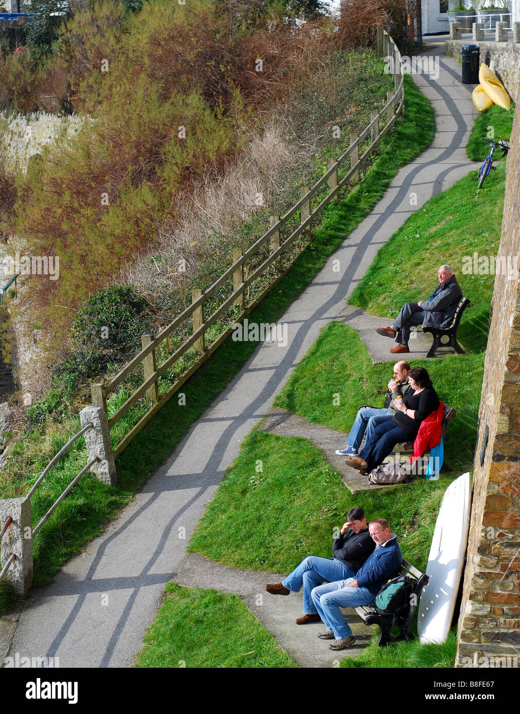 Menschen genießen den Tag am St Mawes, Cornwall, England Stockfoto