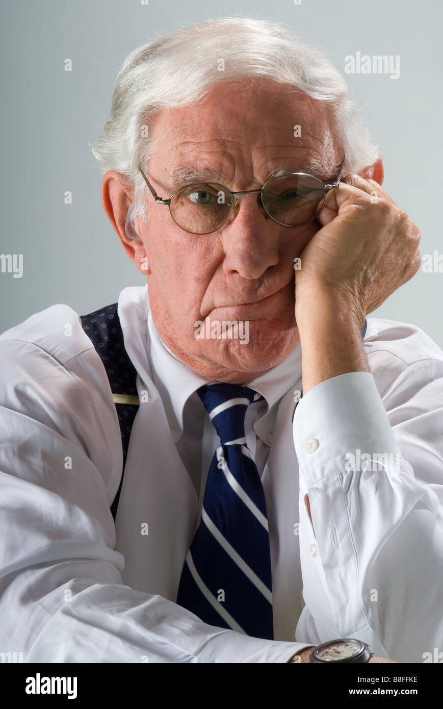Älterer Mann Brille und Krawatte, verärgert angezeigt. Stockfoto