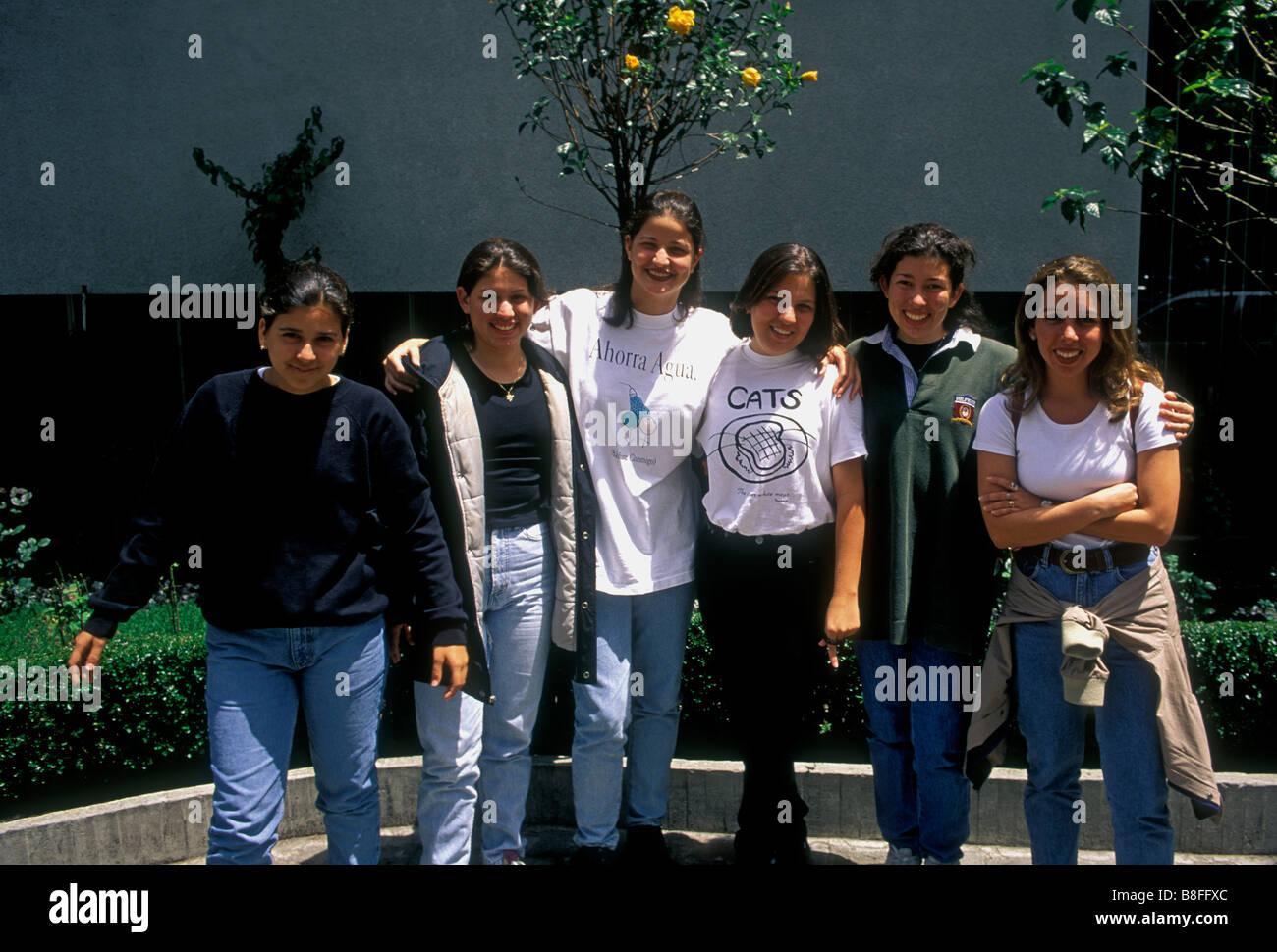 Ecuadorans, ecuadorianischen Frauen, junge Frauen, gute Freunde, Stadt von Quito, Quito, Provinz Pichincha, Ecuador, Südamerika Stockfoto