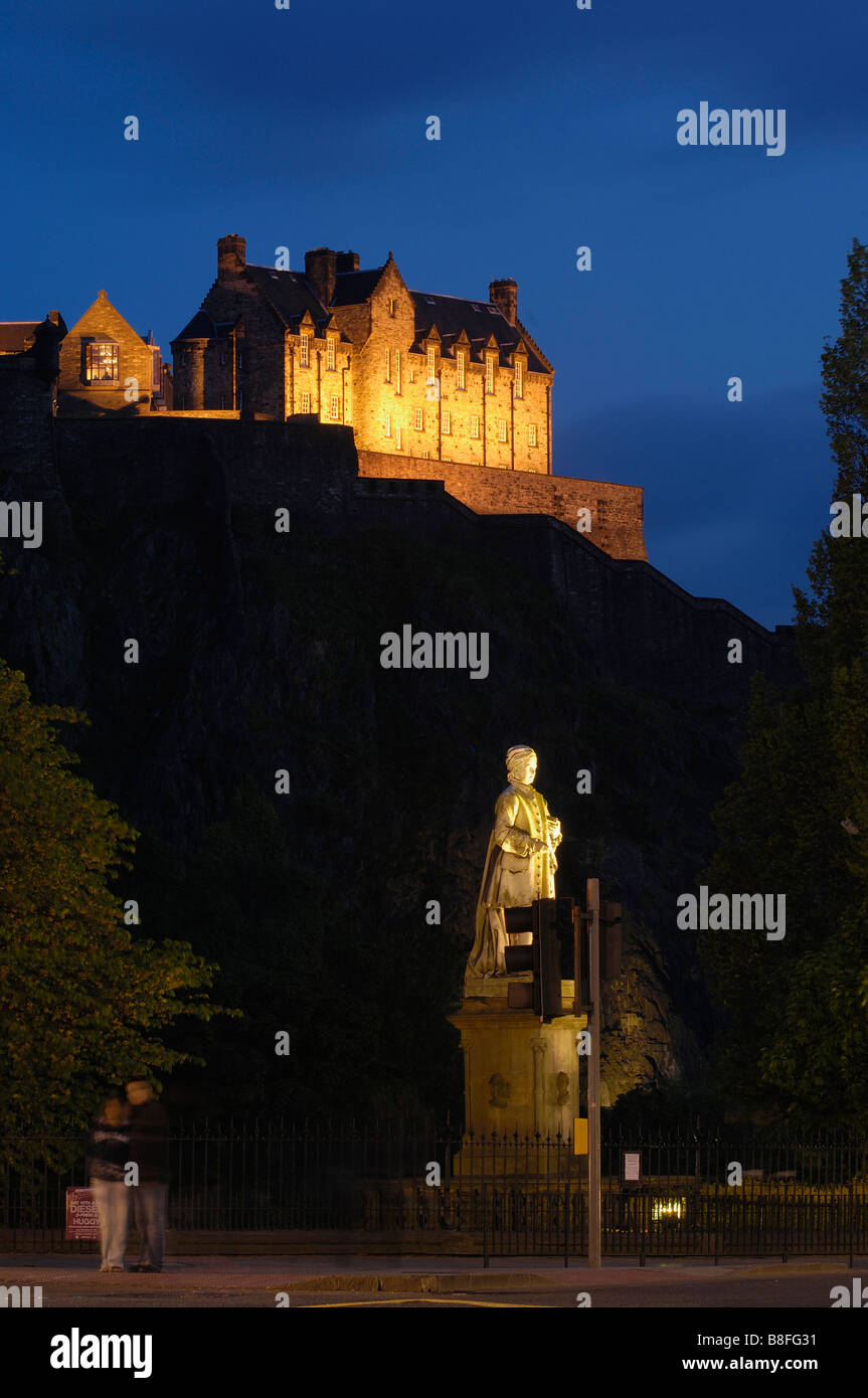 Statue von Allan Ramsay und Edinburgh Castle im Hintergrund von der Princes Street bei Dämmerung Edinburgh Schottland U K Stockfoto