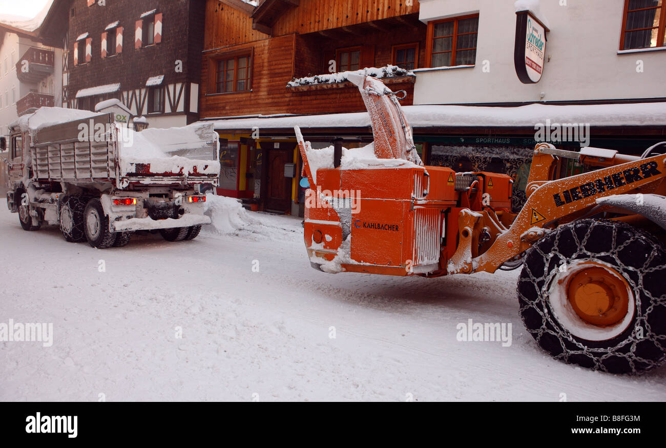 Aufnahmen im Schnee in beschäftigt alpine Skigebiet von St. Anton, Österreich. Stockfoto