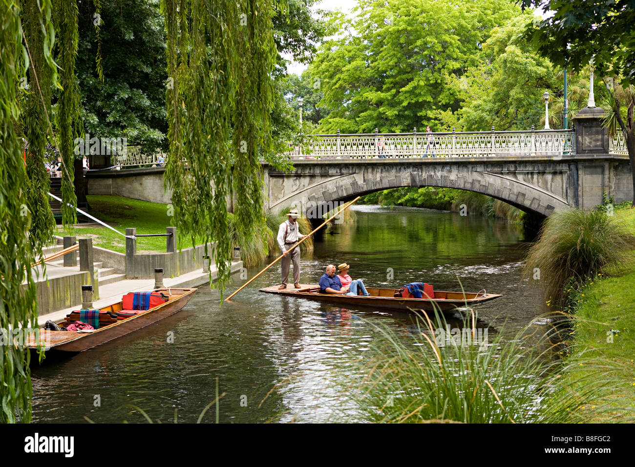 malerische Aussicht von Menschen auf Booten über den Fluss Avon Christchurch Neuseeland Stockfoto