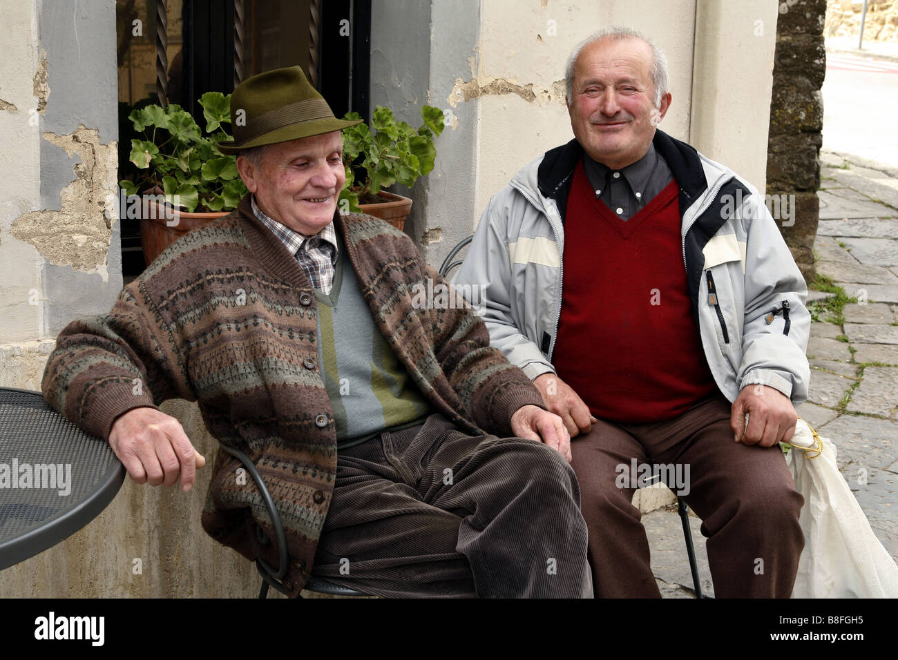 Alte Männer, Montalcino, Toskana, Italien Stockfoto