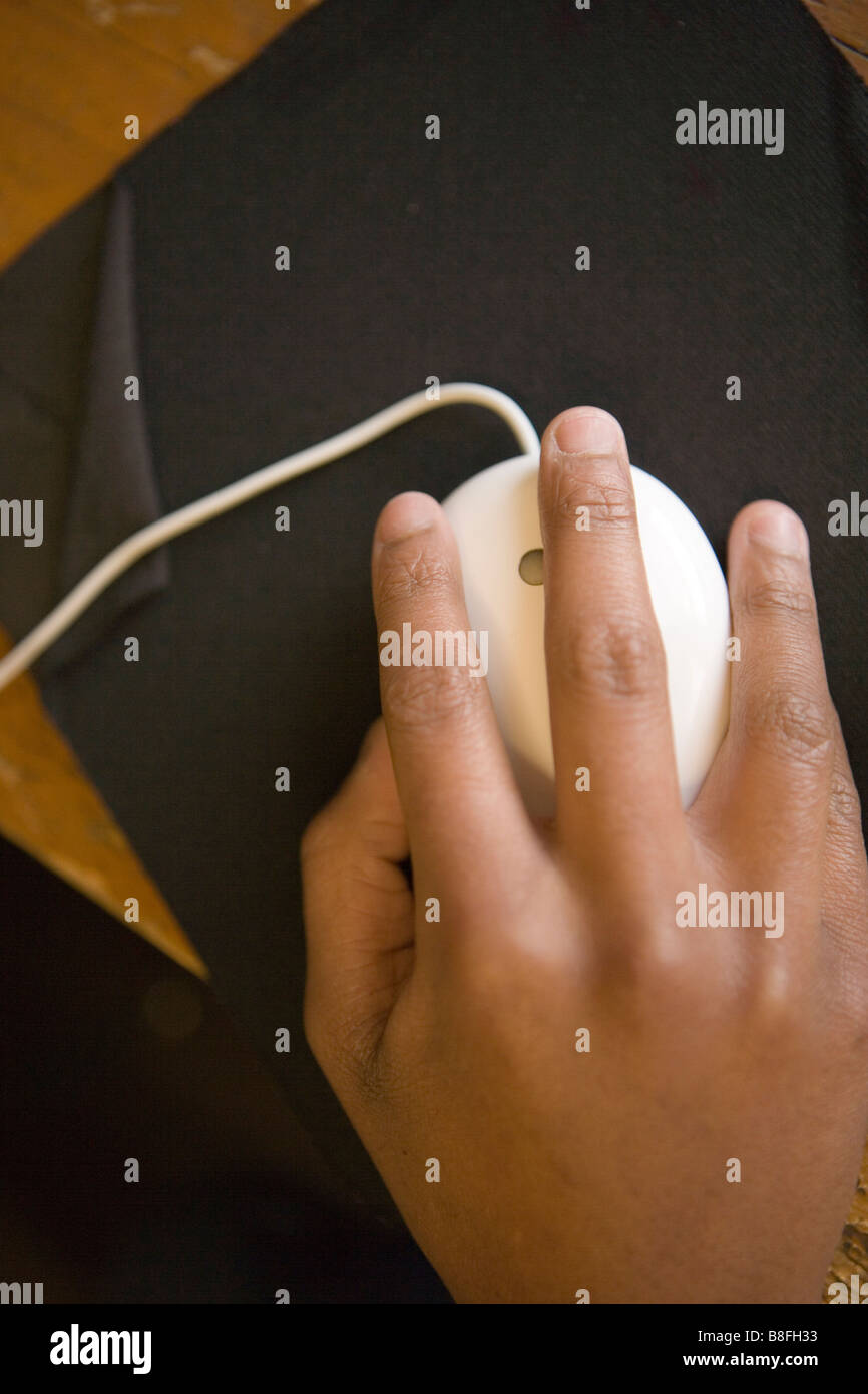 Nahaufnahme der afrikanischen amerikanischen Teenager Hand auf Computer-Maus und pad Stockfoto