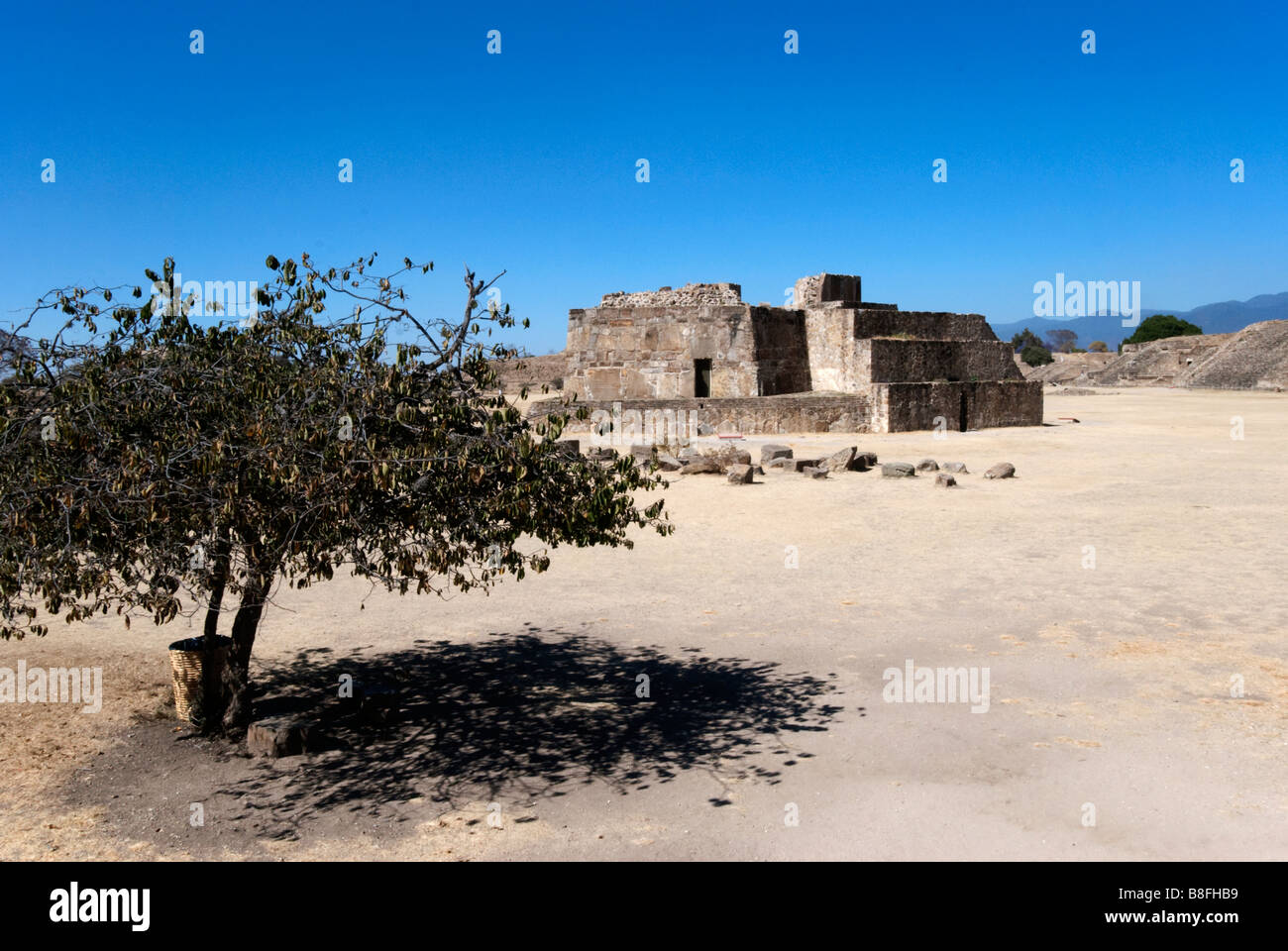 Ansicht der Sternwarte, Blick nach Norden über den großen Platz in den archäologischen Ruinen der Zapoteken Stadt von Monte Alban Stockfoto