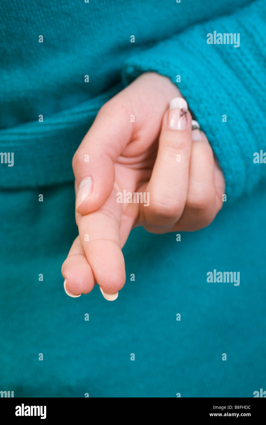 Nahaufnahme einer Frau die Hand hinter ihrem Rücken mit Daumen Geste Stockfoto