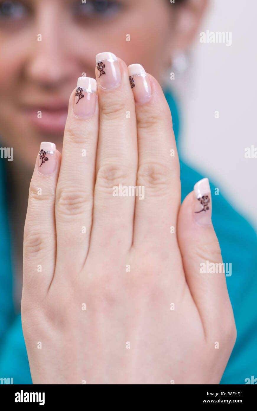 Nahaufnahme von Frauenhand mit lackierten Fingernägeln Stockfoto