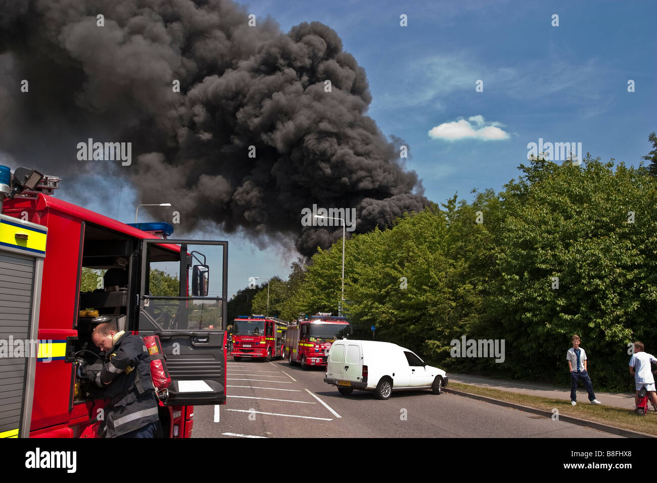 Brand in einem Lkw-Depot awsworth nottinghamshire England in der Nähe von Ikea und J26 der M1 Autobahn Stockfoto