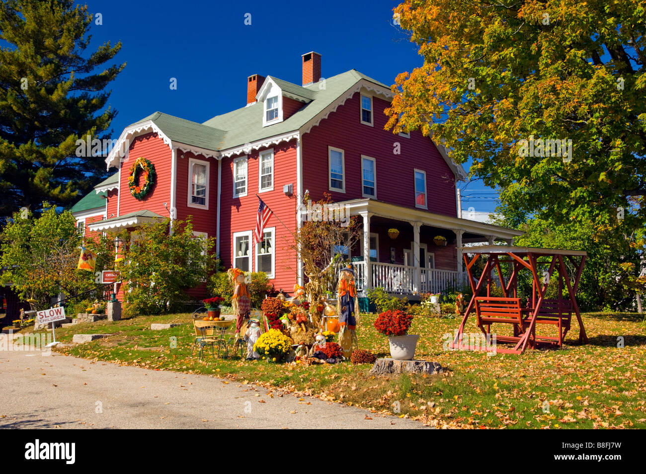 Herbst Garten-Dekor mit Kürbissen Maisstroh und Vogelscheuchen im Old Red Inn and Cottages in North Conway New Hampshire USA Stockfoto