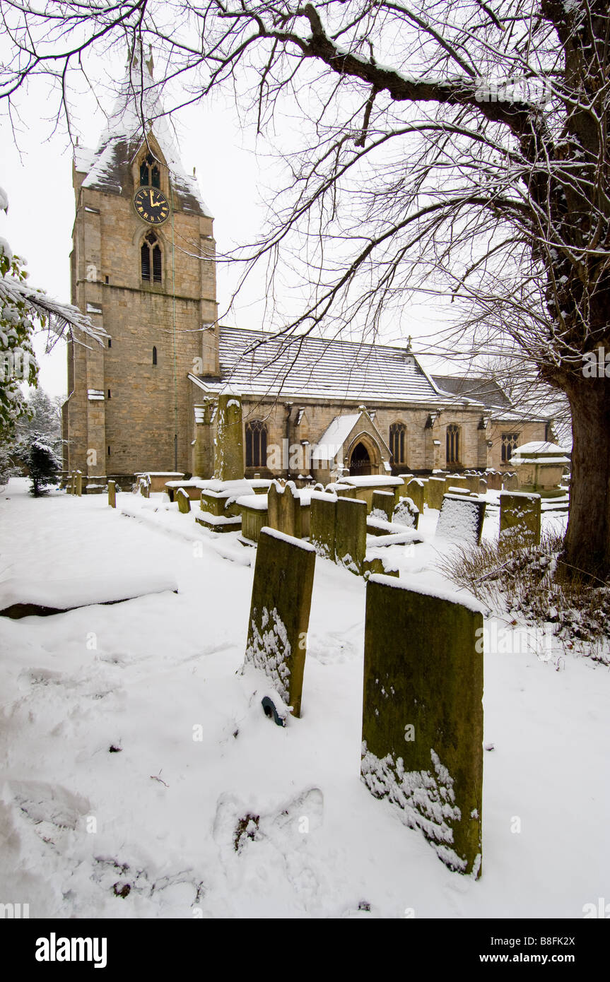 St. Edmund König und Märtyrer, mit Schnee, Kirche von England Kirche, Mansfield Woodhouse Nottinghamshire, England Stockfoto