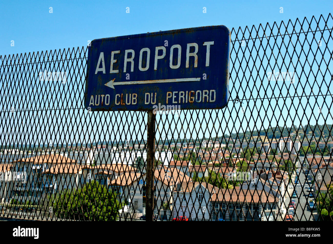 Alte rostige Vintage Flughafen Zeichen. W. Perigord, Dordogne, Frankreich. Stockfoto