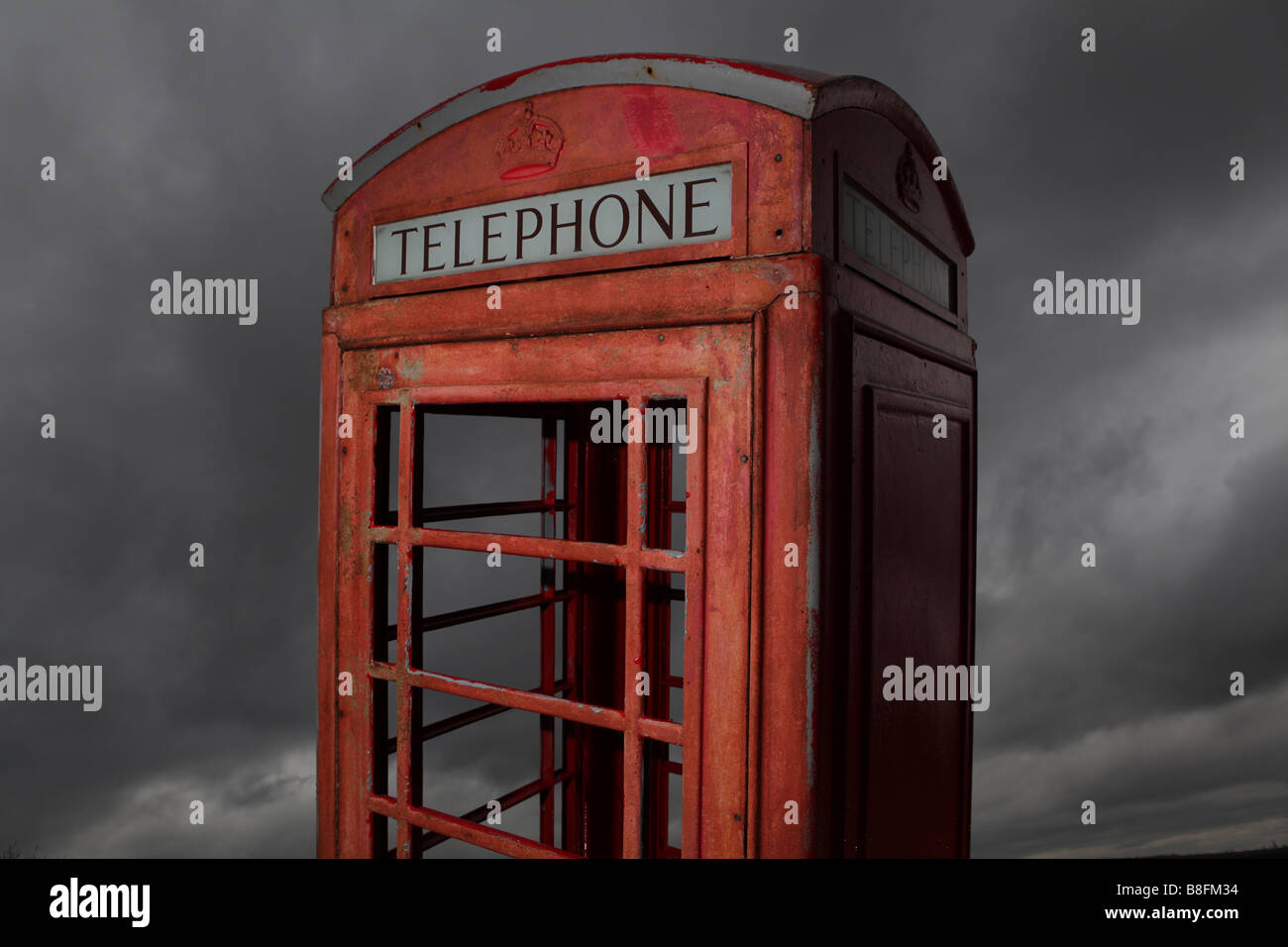 eine Quintessenz rote englische Telefonzelle gegen eine typische englische grau bedecktem Himmel. die Telefonzelle ist in einem Feld in der hertfords Stockfoto