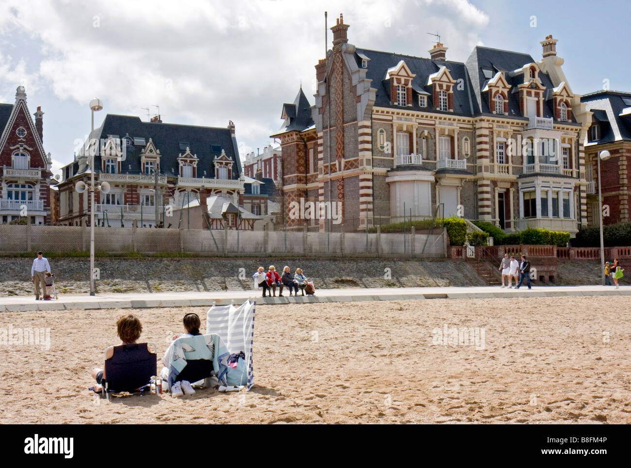 Houlgate Beach und typisches Haus in der Normandie Houlgate Stadt *** Plage et Maison de Normandie Stockfoto