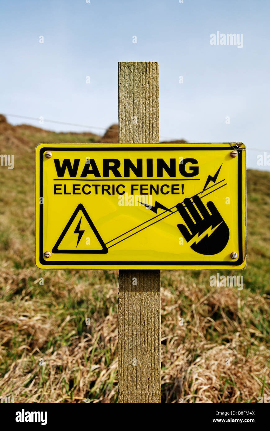Ein Elektrozaun Warnschild auf Dartmoor, Devon, uk Stockfoto