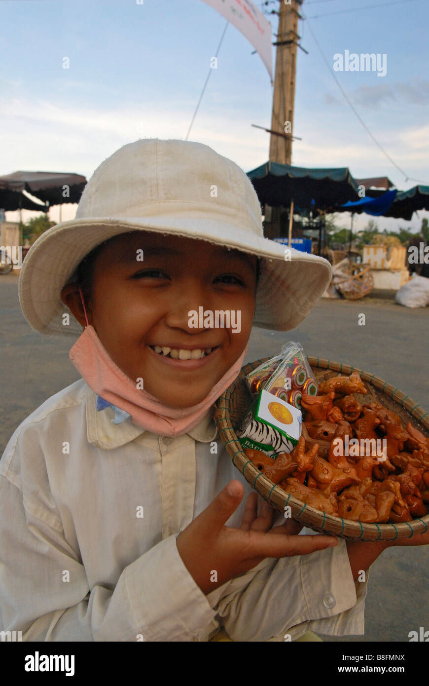 Kind, Verkauf von waren an Touristen Stadt Hoi An Vietnam Stockfoto