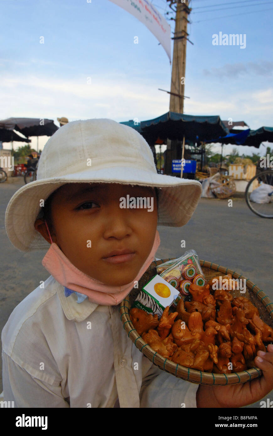 Kind, Verkauf von waren an Touristen Stadt Hoi An Vietnam Stockfoto
