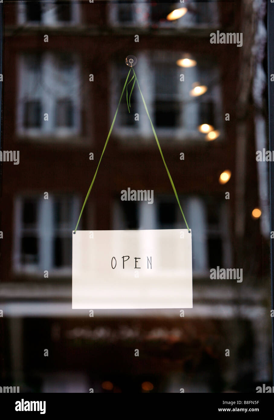 Schild an Kleinunternehmen Tür öffnen Stockfoto