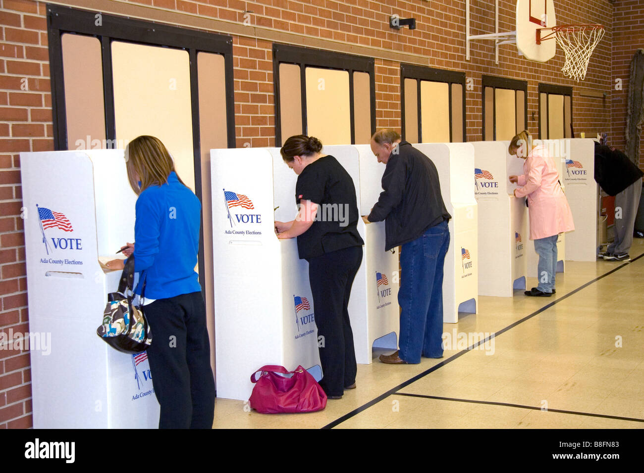 Wähler mit Pappe Wahlkabinen in einem Wahllokal in Boise, Idaho USA Stockfoto