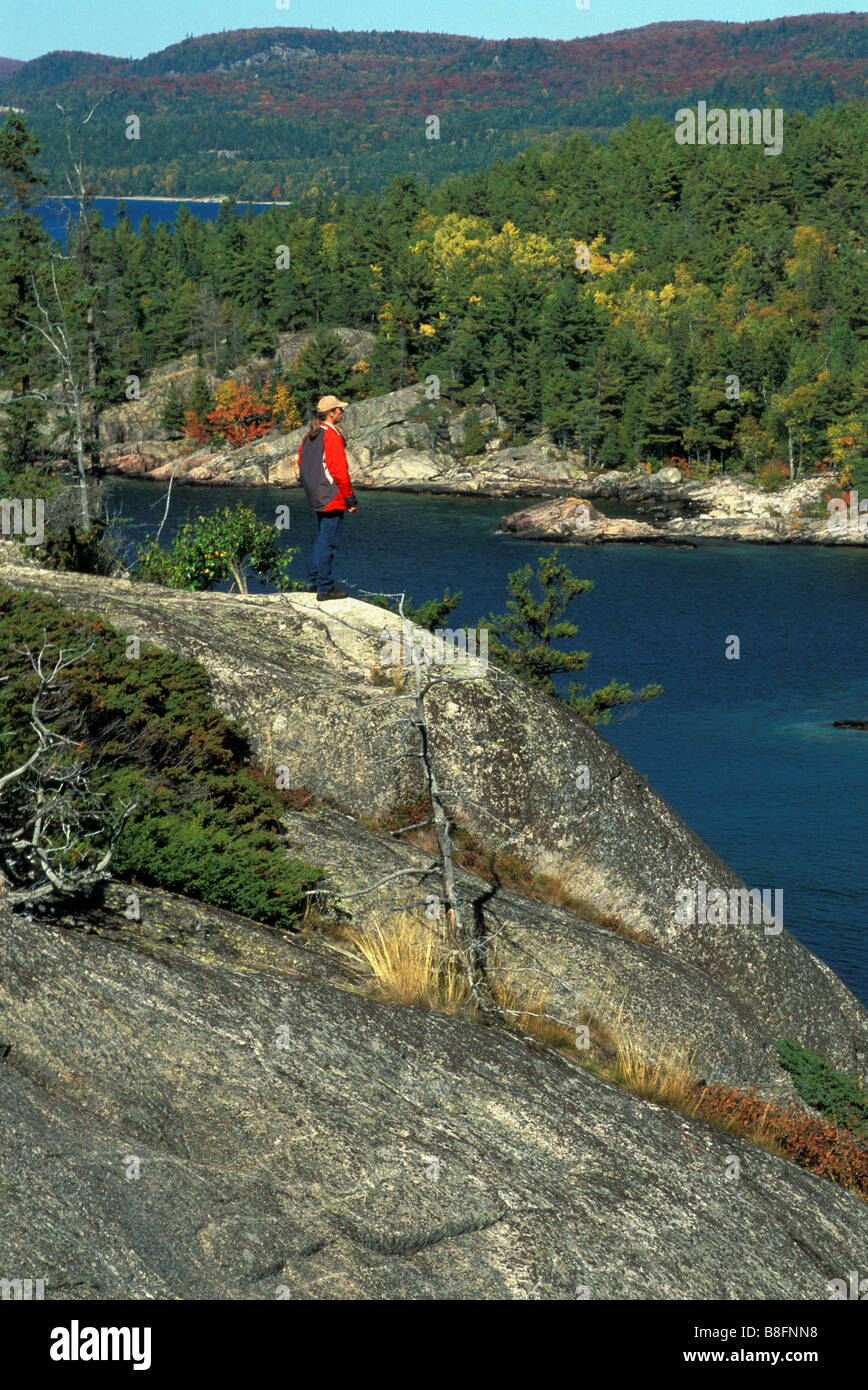 Mann steht auf einer Klippe mit Blick auf Sinclair Bucht des Lake Superior Stockfoto