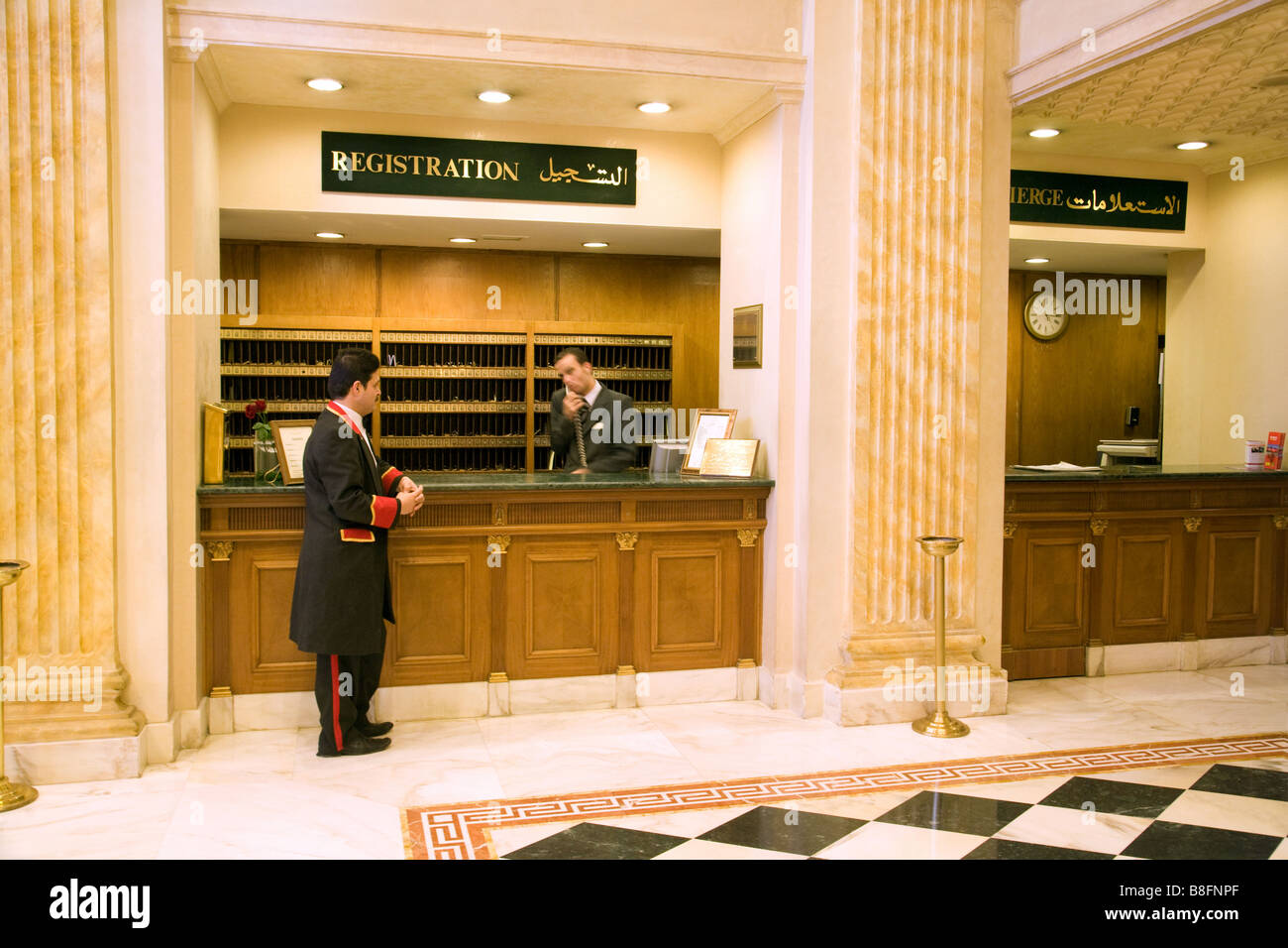 Träger am Hotel an der Rezeption, das Regency Palace Hotel Amman, Jordanien, Naher Osten Stockfoto