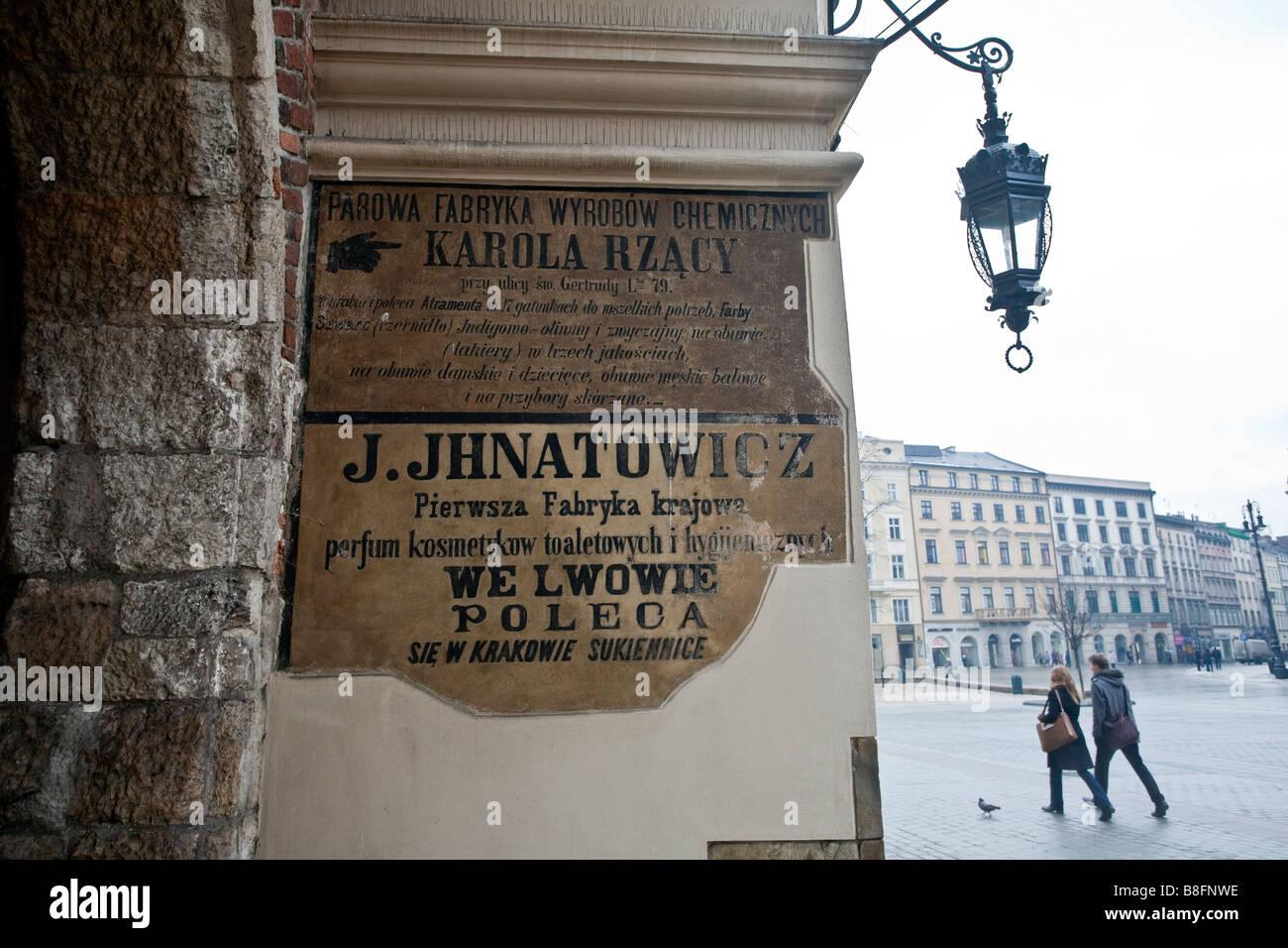 Im Eingang zum Sukiennice (Tuchhallen The) schildern. Rynek Glowny, Krakau, Polen Stockfoto