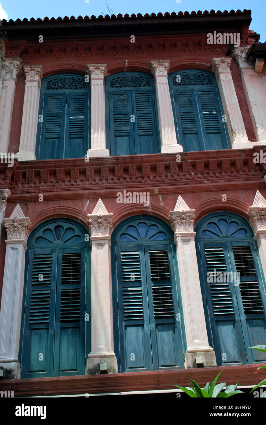 Gewölbte Fenster und Fensterläden mit Säulen Stockfoto