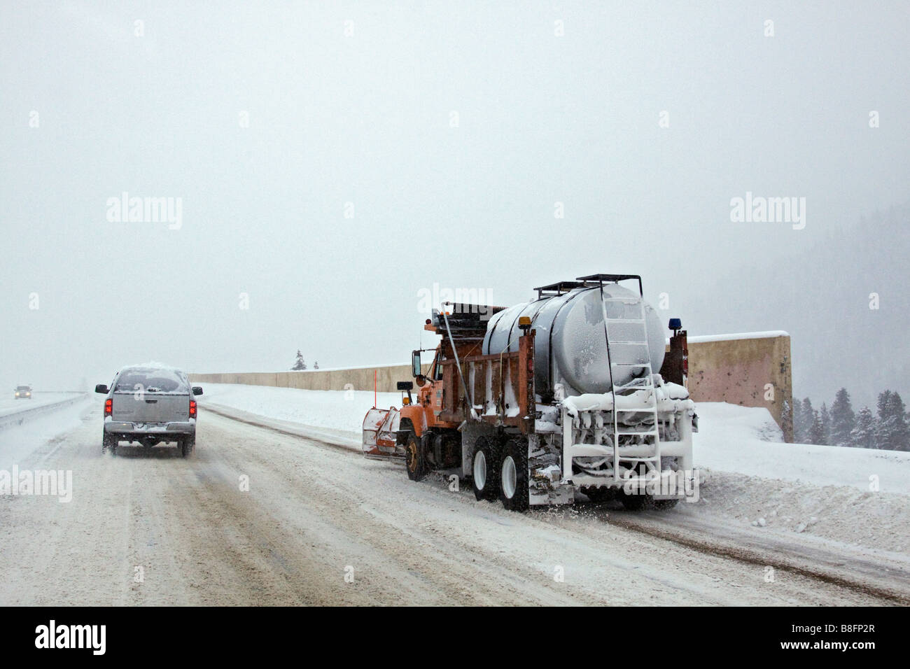 Autos und Schnee Pflügen auf der Interstate 70 in Colorado während eines Schneesturms Stockfoto