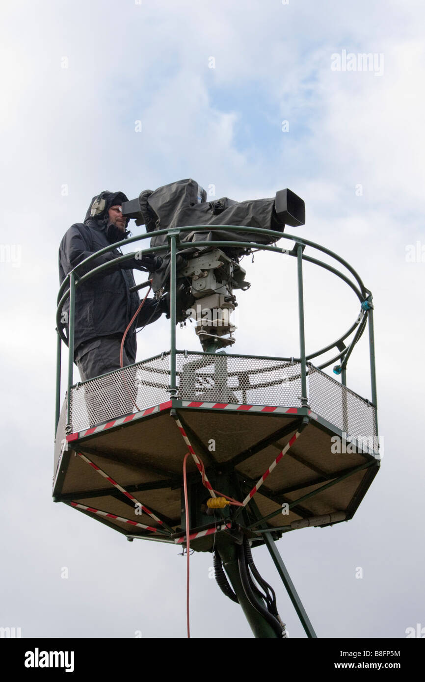 TV-Kameramann, die Bedienung einer Kamera auf eine Hubarbeitsbühne Stockfoto