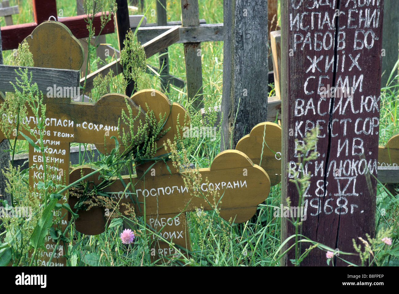 Kreuze mit Zeichen in weißrussischer Sprache vom Pilger am orthodoxen Heiligen Berg Grabarka, Region Podlasie, Polen Stockfoto