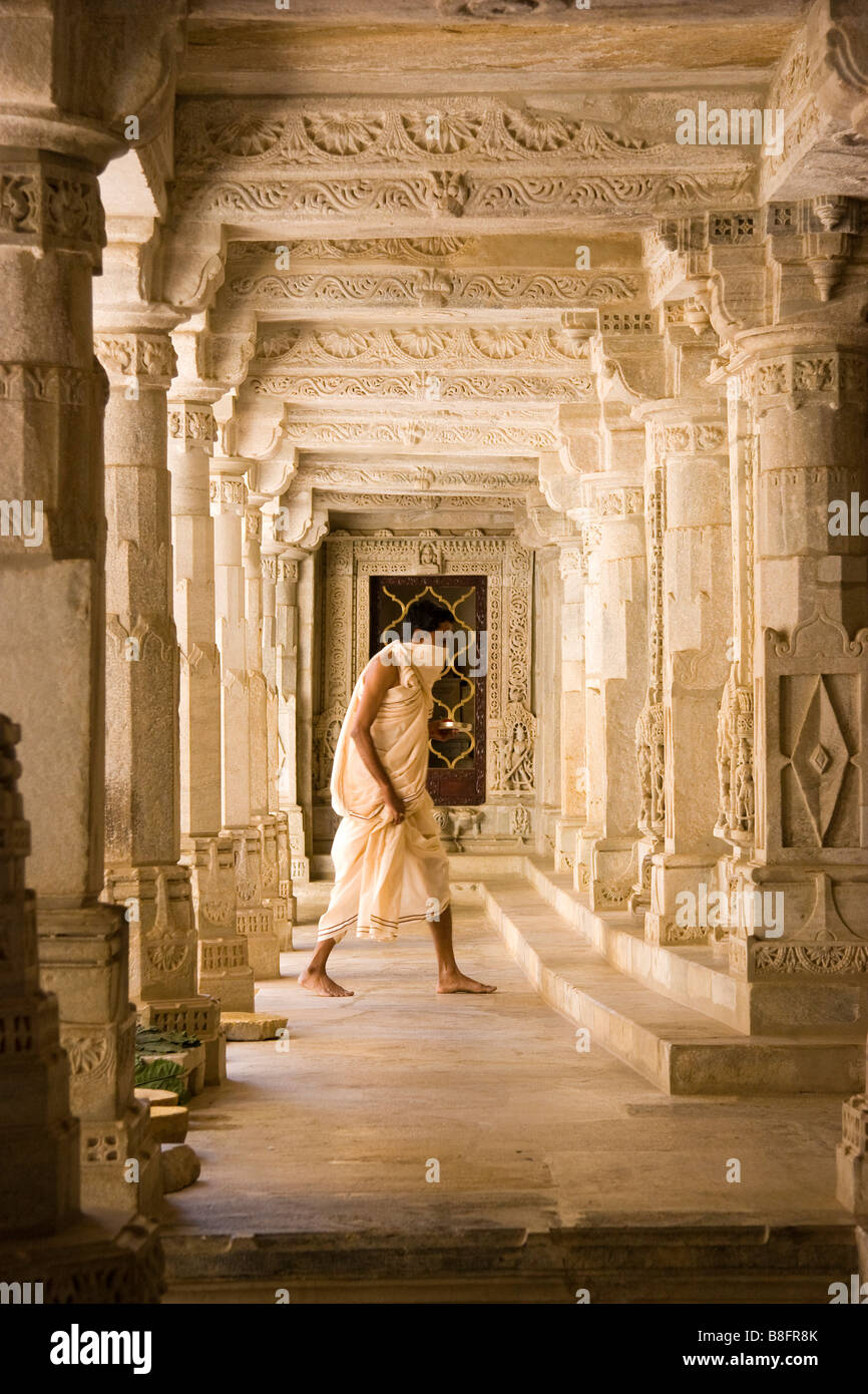Indischer Mönch in Ranakpur Jain Tempel Rajasthan Indien Stockfoto