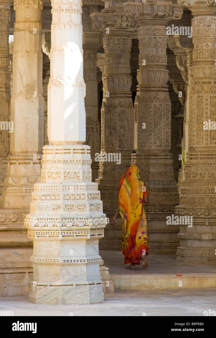 Indische Frau in Ranakpur Jain Tempel Rajasthan Indien Stockfoto