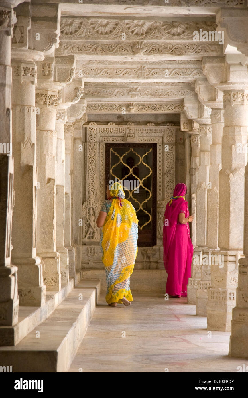 Indische Frauen in Ranakpur Jain Tempel Rajasthan Indien Stockfoto