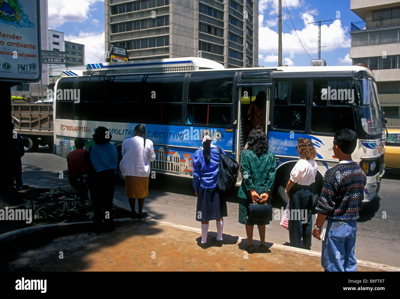 Ecuadorans, ecuadorianischen, Menschen, an der Bushaltestelle warten, Bushaltestelle, Bus, öffentliche Verkehrsmittel, Quito, Provinz Pichincha, Ecuador, Südamerika Stockfoto