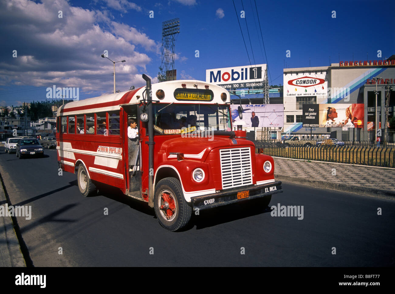roter Bus, öffentlicher Bus, öffentliche Verkehrsmittel, Straßenszene, Stadt von Quito, Quito, Provinz Pichincha, Ecuador, Südamerika Stockfoto