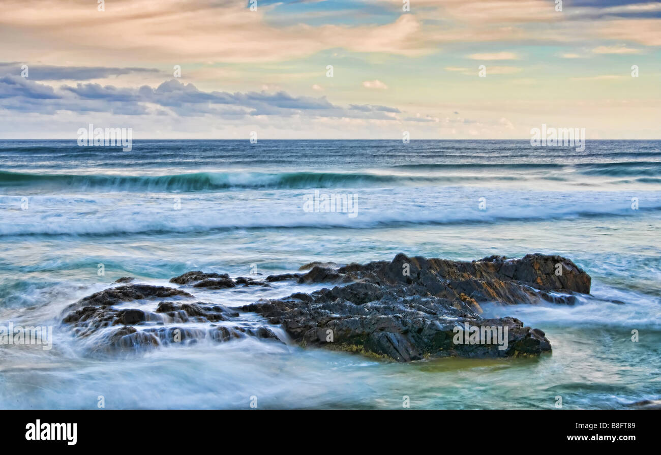 schöne Seelandschaft mit weichem Wasser über die Felsen Stockfoto