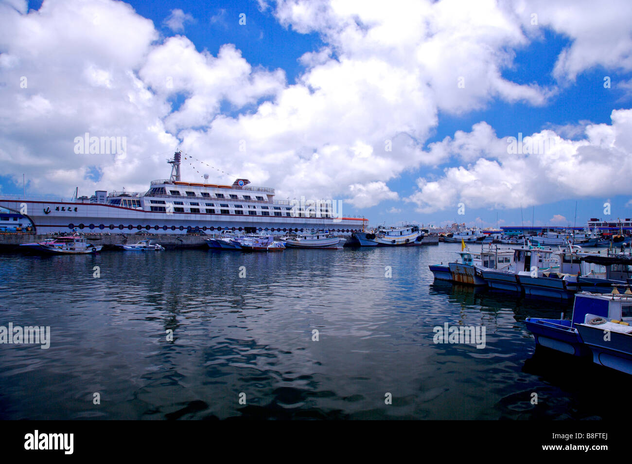 Schiff auf dem Meer in Penghu-Taiwan Stockfoto