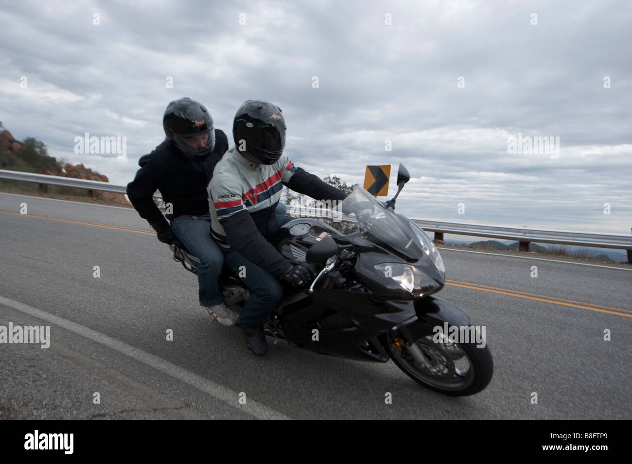 Motorrad und Fahrer mit einem Passagier auf Mulholland Highway in Südkalifornien Stockfoto