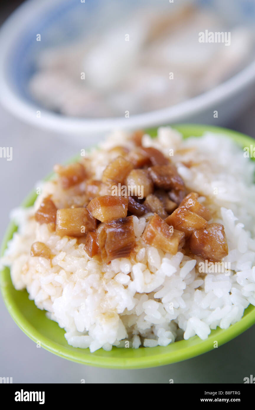 Nahaufnahme von einer Schüssel Reis geschmortes Schweinefleisch Stockfoto