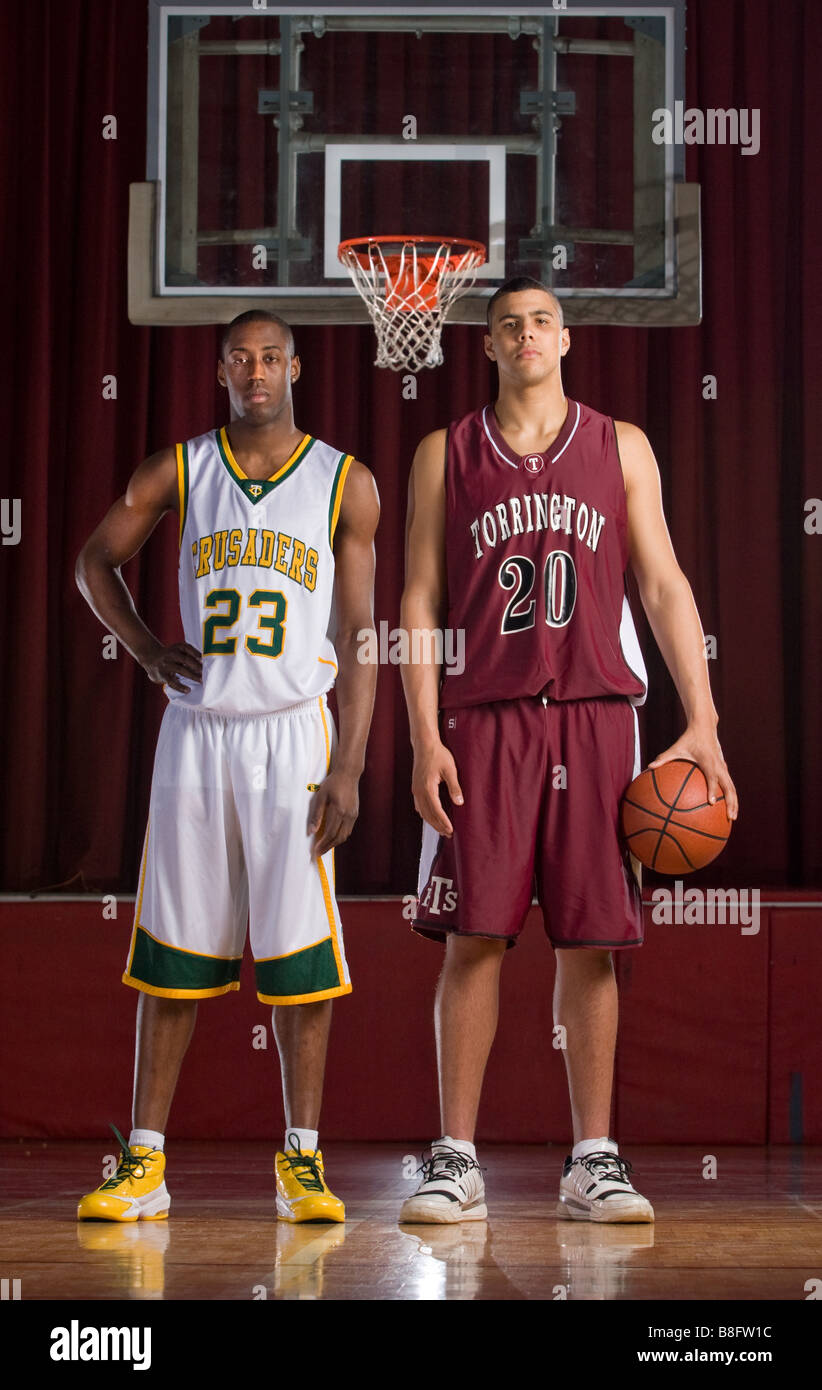 Zwei High School Basketball-Spieler, beide fast sieben Fuß hoch, in Connecticut USA Stockfoto
