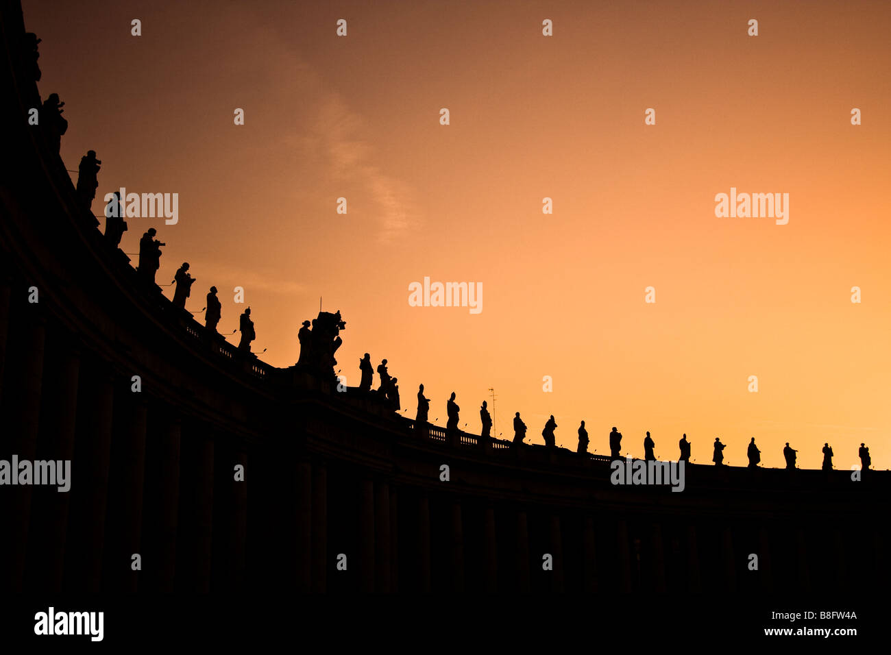 Reihe von Statuen auf der Oberseite der Vatikan Platz Stockfoto