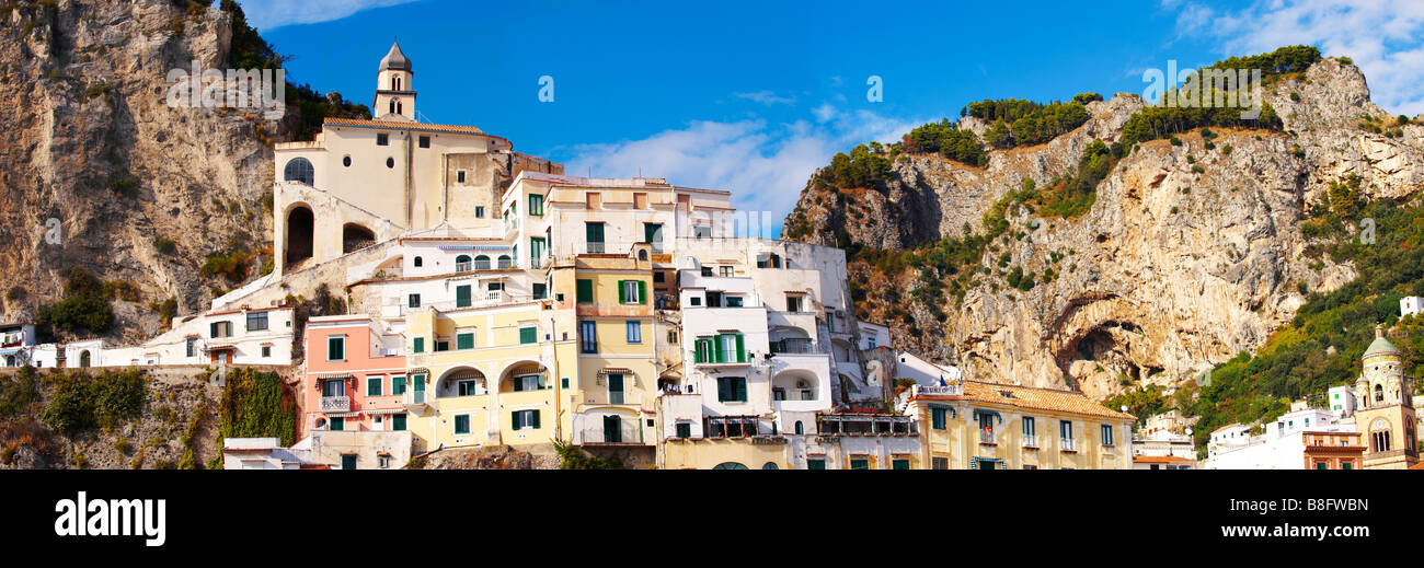 Italienischen Amalfi Küste Stadt auf einem Hügel. Italien Stockfoto